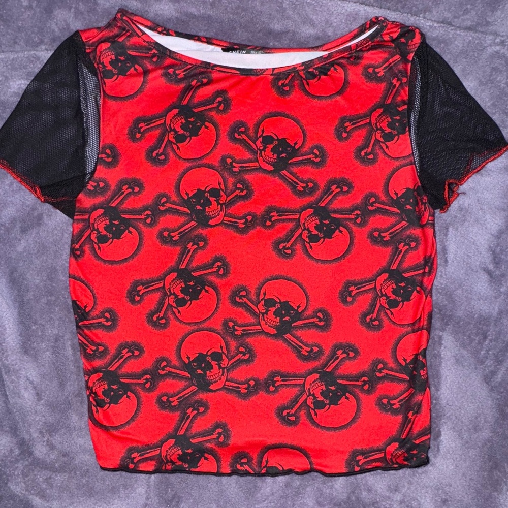 Red skull top